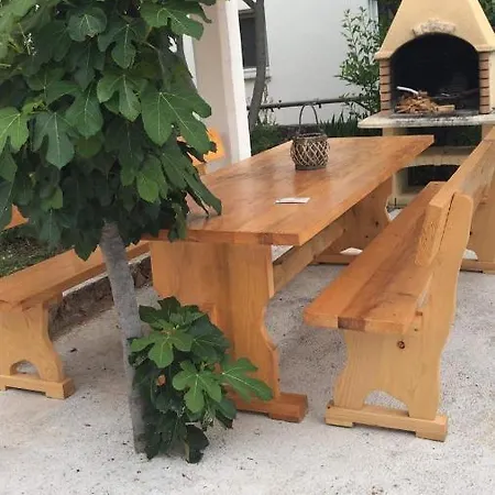 Leona Apartament *