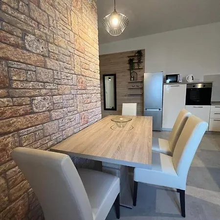 Leona Apartament