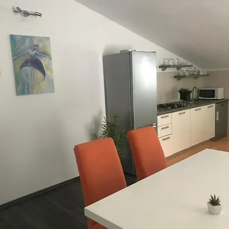 Leona Apartament *