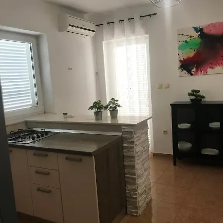 Leona Apartament *