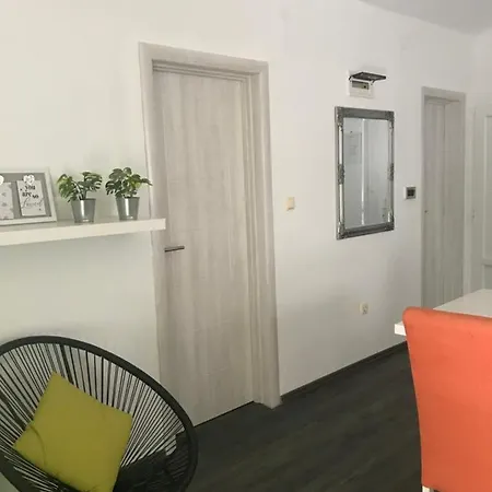 Leona Apartman *