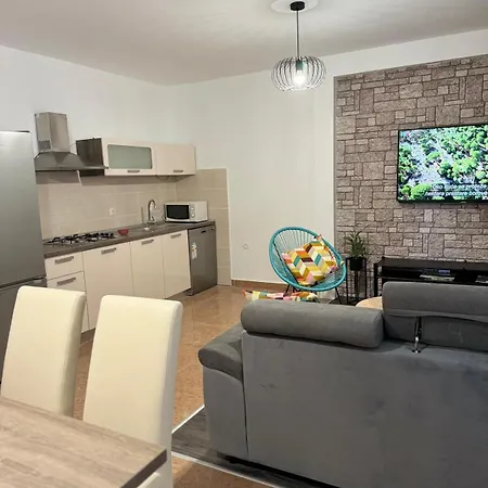 Leona Apartament *