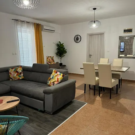 Leona Apartment