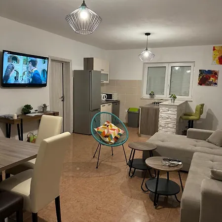 Leona Apartament *
