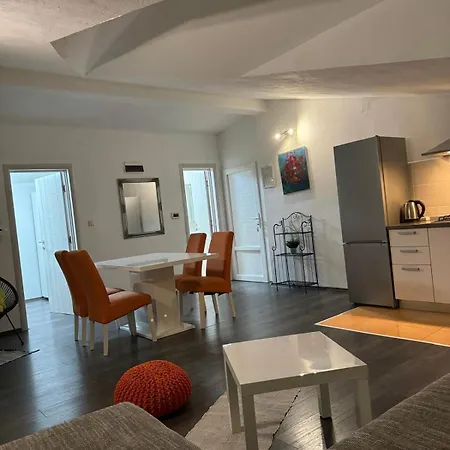 Apartment Leona *