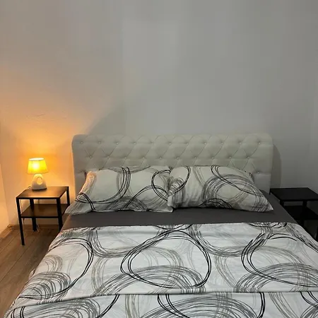 Leona Apartment