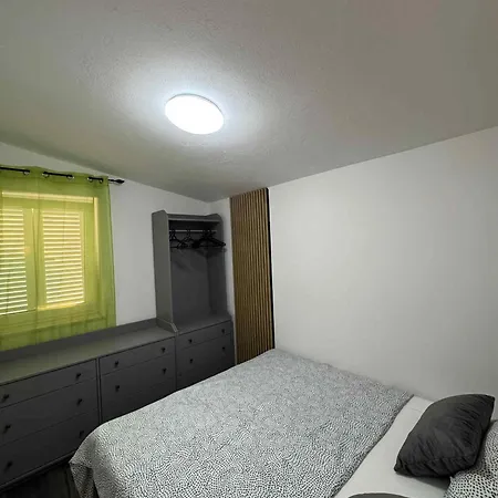 Leona Apartment *