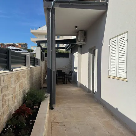 Leona * Rogoznica (Sibenik-Knin)