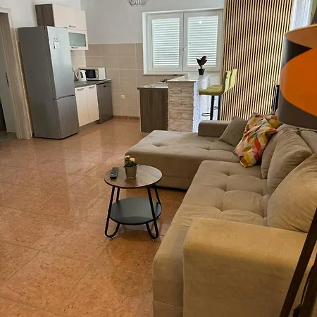 Leona Apartment *