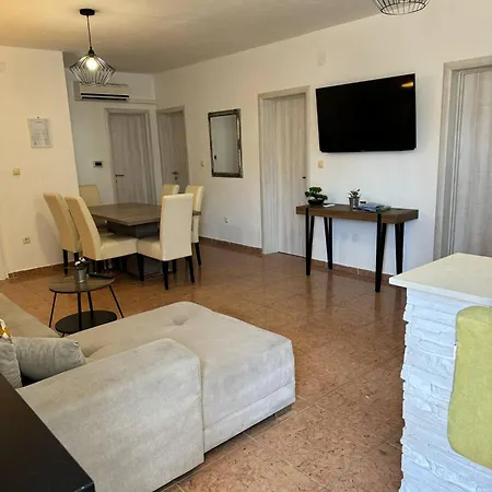 Leona Rogoznica (Sibenik-Knin)