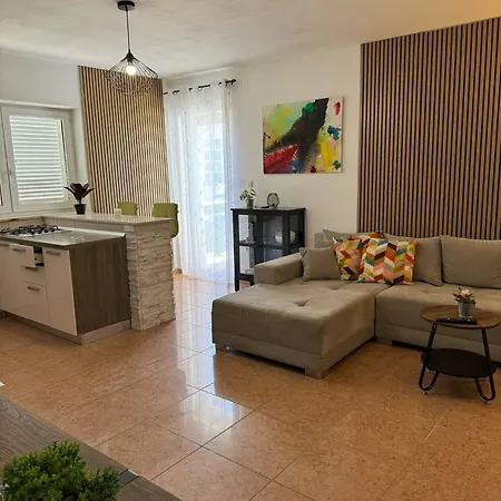 Leona Apartment