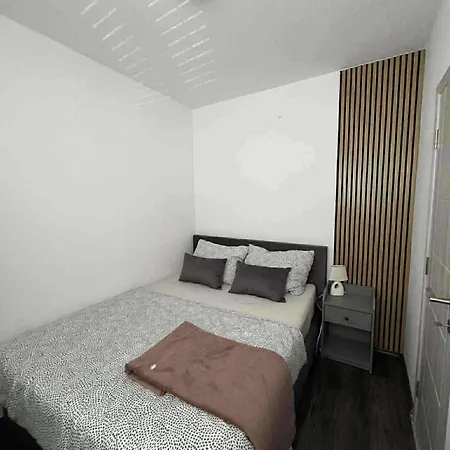 Leona Apartment *
