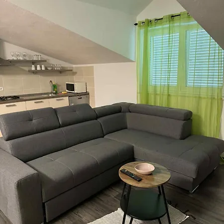 Leona Apartment *
