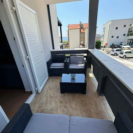 Leona Apartment *